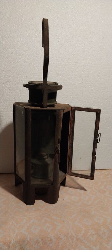 Stare vaze i dekor: Antikvarna metalna fenjer-lanterna sa uljanom lampom i staklenim — 10