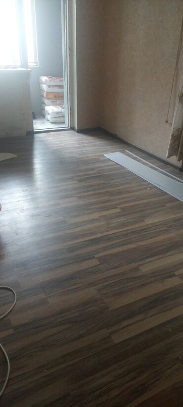 Skirting boards: Taxta teksturalı laminat döşəmə - Rəng: tünd-qəhvəyi və açıq-qəhvəyi