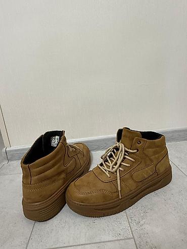 крем: Kişi ayaqqabısı – qəhvəyi rəng, orta boğaza qədər (mid-top) model. - — 1