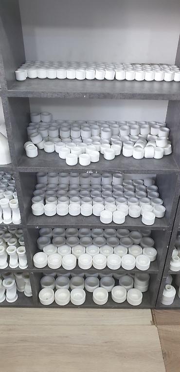 Седёлки для труб: Белая одинарная опора TEBO с защелкой. Предназначена для надежной — 30