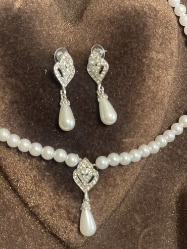 Zərgərlik dəstləri: Dəstə daxildir: Sırğa -da lalafo.az — 10 Zərgərlik dəstləri: Dəstə daxildir: Sırğa — 10