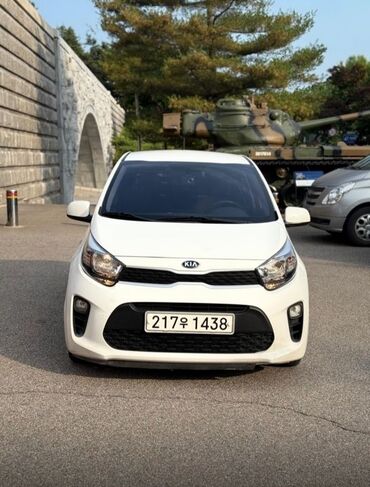 маленькая машина: Белый хэтчбек Kia Picanto – это компактный автомобиль, идеально
