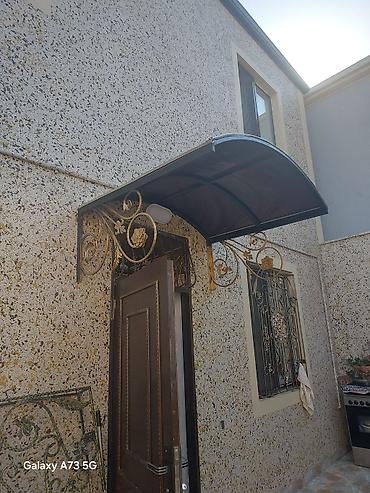 Qapı üstü metal tentə təqdim olunur. Model giriş hissəsi üçün nəzərdə