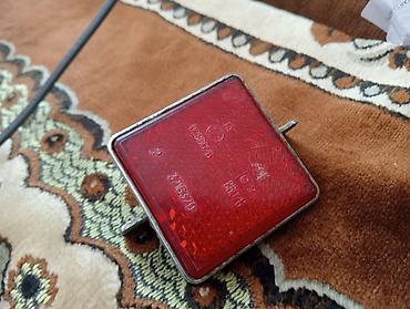 Qırmızı kvadrat formada avtomobil reflektoru (arka yan əks etdirici)