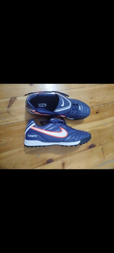 Krasofkalar və idman ayaqqabıları: Nike Tiempo futbol ayaqqabıları. Göy rəngdədir, ağ Nike loqosu və