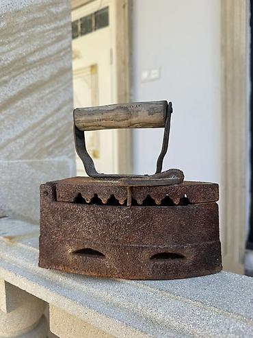 köz ütüsü: Antik kömür ütüsü – döküm dəmirdən, üst hissəsi açılan qapaqlı model — 1