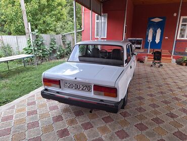 Chevrolet: VAZ 2107 sedan – ağ rəng, klassik kuzov dizaynı. Xüsusiyyətlər: -