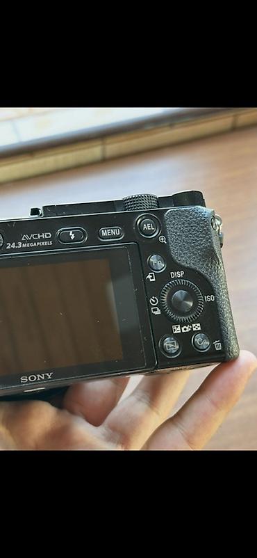 duymə kamera: İdeal vəziyyətdə Sony A6000 seriyasına aid fotoaparat. 16-50mm lens və — 3