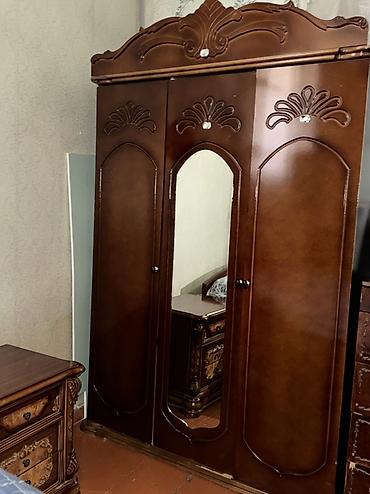 taxtadan gul qablari: Yataq otağı mebel dəsti - Klassik üslubda taxta mebel komplekti. - — 2