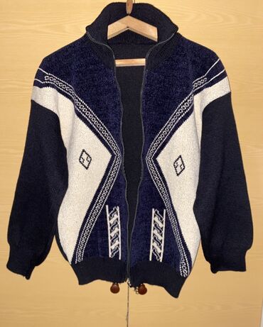 i̇ldırımlı kişi sviterləri: Teze qalin isti jaketdir zamoklu . Geyilmeyib. Razmer XL. Whtsp
