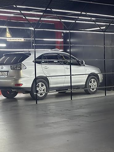 Кроссовер (праворульный) серебристого цвета в кузове 5‑дверный SUV