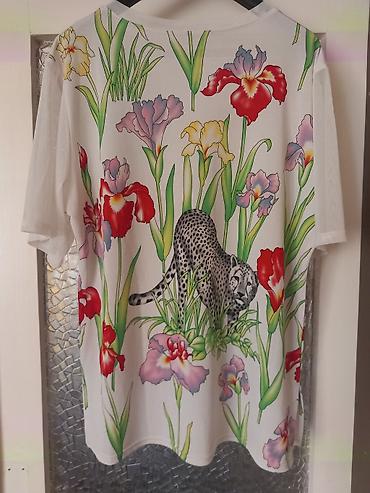 Women's Clothing: Ženska majica sa V-izrezom i kratkim rukavima. Osnovna boja je bela — 1