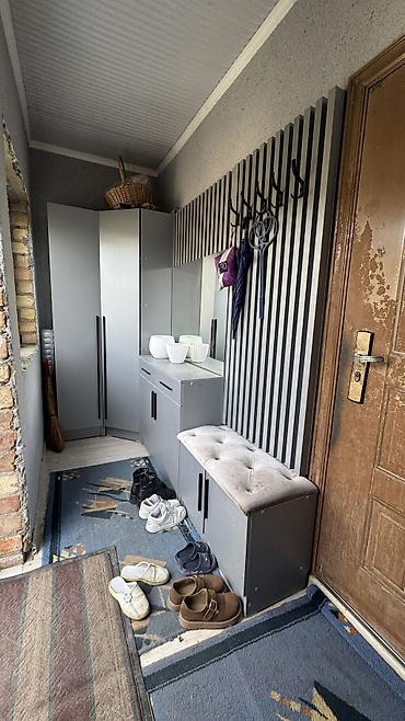 Продажа коттеджей и домов: Продаётся двухэтажный жилой дом с отдельным входом и крыльцом. Вместе — 3