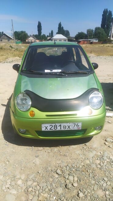 машина кейж: Хэтчбек Daewoo Matiz ярко-зеленого цвета. Автомобиль оснащен черным