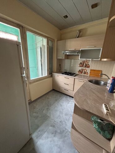 3 комнатная квартира: Salam xalqlarda yerlesen 1 otagli eve otag yoldasi bey teleb olunur