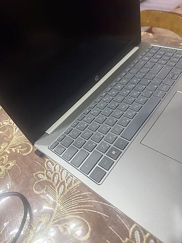 mini notebook: HP noutbuk satılır. Korpus gümüşü rəngdədir, zərif və müasir dizayna — 5