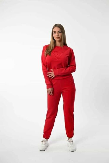 Gornji i donji deo: Zenske trenerke
S M L XL XXL
vezen znak Cena 2800 din — 5
