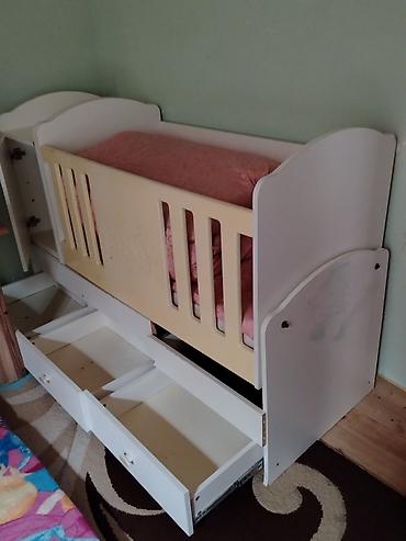 uşaq bezi: Şəkillərdə də göründüyü kimi, ön hissəsindəki ağ taxta panel qopub — 2