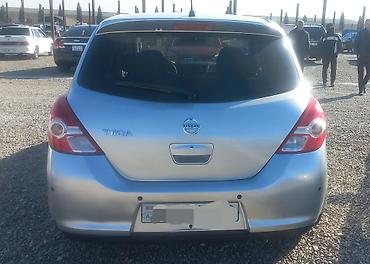 Nissan: Nissan Tiida hatchback - Kuzov: 5 qapılı hatchback, gümüşü rəng - — 2