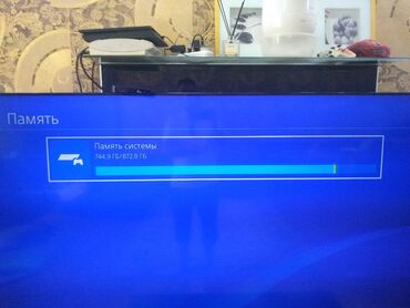приставка плейстейшен: PS4 1000gb. не прошитая, куча хороших игр. геймпад(джойстик) оригинал