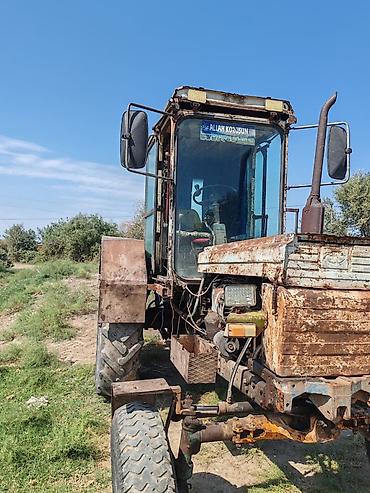 Traktor – dörd təkərli, kabinalı, dizel mühərrikli kənd təsərrüfatı