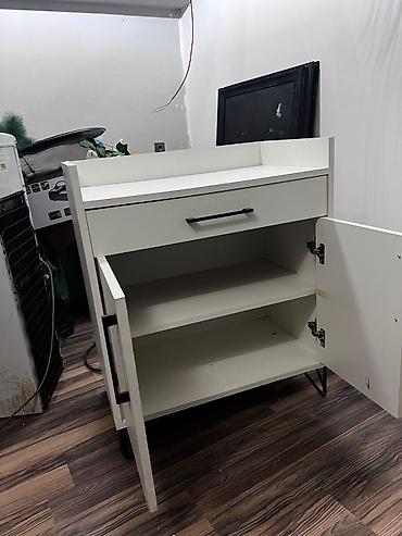 kafe divanı: Restoran ucun Steyşn 110 azn hər tərəfi Laminatdır teze kimidir.Unvan — 4