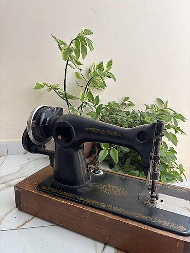 Qədimi, vintage mexaniki tikiş maşını satılır. Öz orijinal taxta
