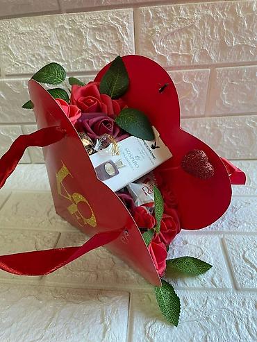 Kompleti namirnica: Poklon setovi u dekorativnim kutijama Elegantno aranžirani poklon — 22