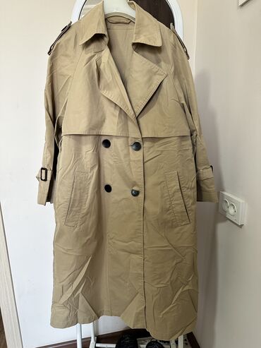 Пуховики и зимние куртки: Продаю 1) зимняя куртка размер 48 - 3000 сом 2) Деми куртка размер — 9