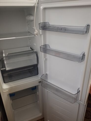 кухонный оборудование: Продаю холодильник состояние отличное почти новая. продаю с свяси