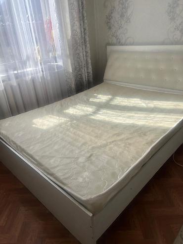 одинарный кровать: Двуспальная кровать с мягким изголовьем - Размер спального места — 1
