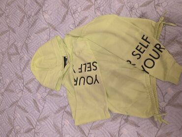 Koftalar, sviterlər: Ağ rəngli, uzunqol qız topu. Üzərində böyük, rəngli Tuiti quşu təsviri — 8