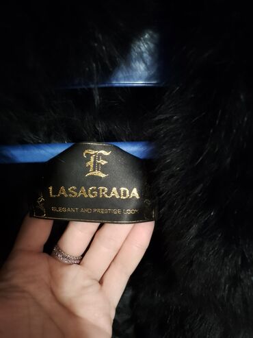 kəsilmiş qol şəkilləri: LASAGRADA – Elegant and Prestige Look Məhsul: Qara kürk jilet -