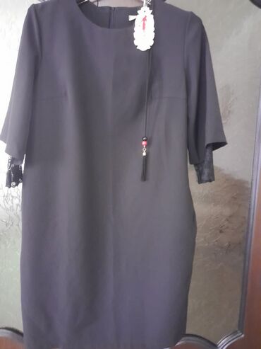 чёрное платье: Вечернее платье, Классическое, Средняя модель, С рукавами
