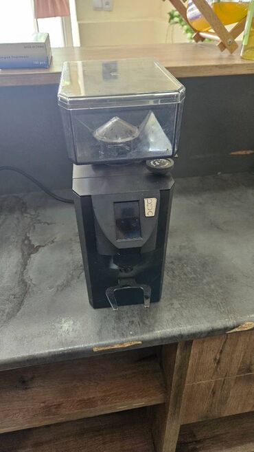 Grinder (Kofe üyüdən aparat) ideal vəziyyətdədir, 5-6 ay işlənib