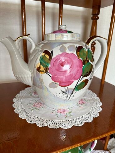 фарфоровые чайники: Трактирный фарфоровый чайник "Роза" Дулево. Объем 4,5 литра.
Новый!