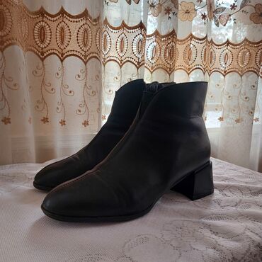 qaçış üçün qadın krosovkaları: Очень стильные женские сапожки из натуральной кожи, почти как новые