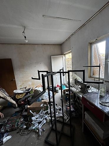 Оборудование для магазинов: Metal konstruksiyalı, qara rəngli paltar asılqanı. Bu mərtəbəüstü — 1