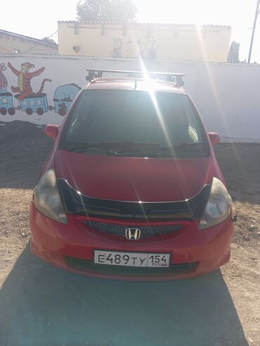 шины оптом: Обмен на левый руль.Красный хэтчбек Honda Fit, оснащенный багажником