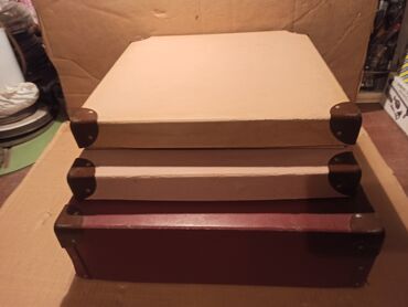 Ostali predmeti za umetnost i kolekcionarstvo: Tri retro kutije od jako tvrdog kartona sa metalnim ojačanjima na na lalafo.rs — 1 Ostali predmeti za umetnost i kolekcionarstvo: Tri retro kutije od jako tvrdog kartona sa metalnim ojačanjima na — 1