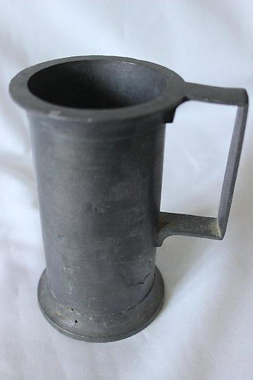 Staro posuđe i escajg: STARA LIVENA KRIGLA SA ŽIGOM | Stara masivna livena krigla sa žigom — 2