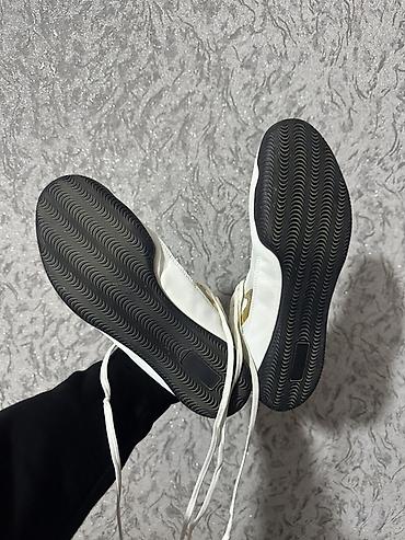 nike air zoom: Nike yüksək boğazlı idman ayaqqabısı - Rəng: ağ üst, qızılı Swoosh — 2