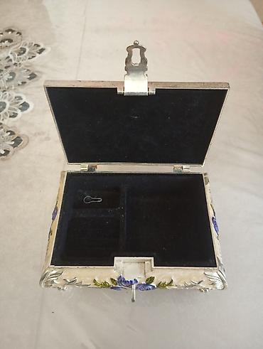mucru qabi: Gül naxışlı dekorativ zərgərlik qutusu - Material: metal korpus — 2