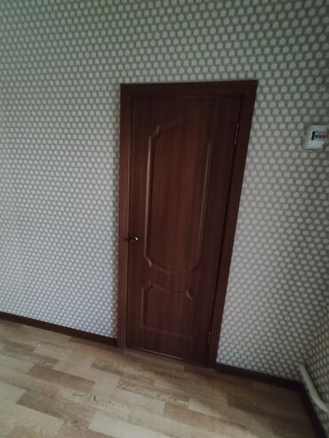 подъездная дверь с домофоном цена: Прочная входная металлическая дверь черного цвета, оснащенная двумя
