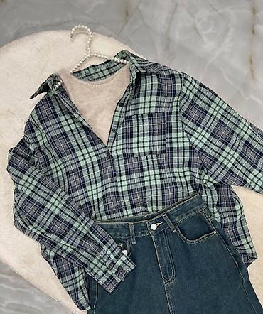 футболка: Yumşaq flanel fakturalı, oversize kəsimli qadın köynəyi. Yaşıl, tünd — 5