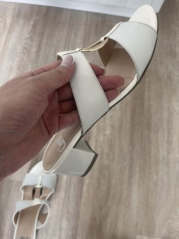 Пальто: Все вещи почти новые Нигде не порвано не испачкано Просто весели в — 26