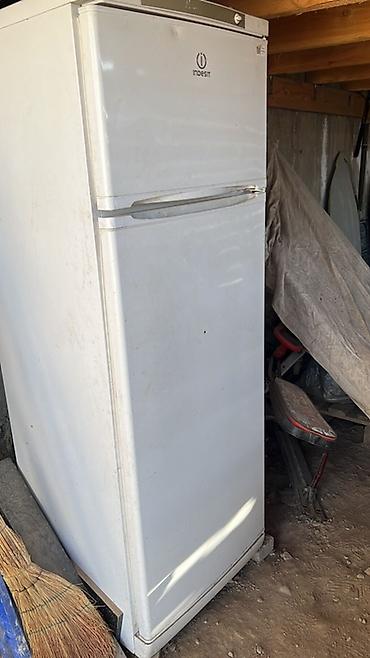 fridge: Холодильник Indesit, классический белый, с верхней морозильной — 1