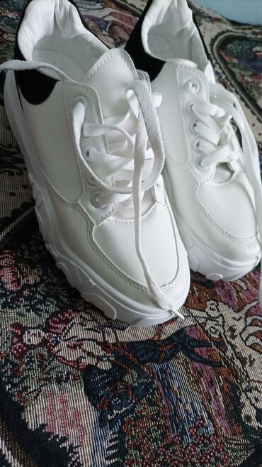 обувь белая: Продам абсолютно новую обувь. Размер-38. К сожалению мне маленькие