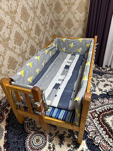 Детская кроватка из массива дерева с матрасом и мягкими бортами -