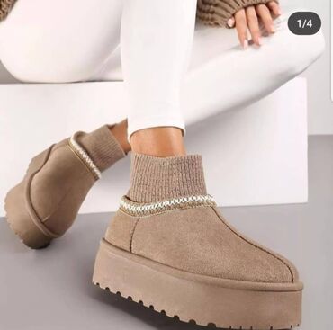 zenske cizme ravne: Ugg mini boots, 41